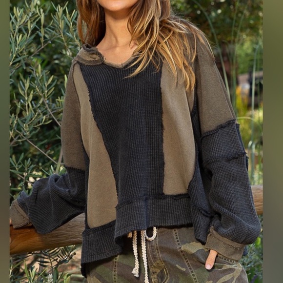 POL Tops - POL Black Waffle Knit & Tan Colorblock Pieced Split Neck Oversized Top Size XS